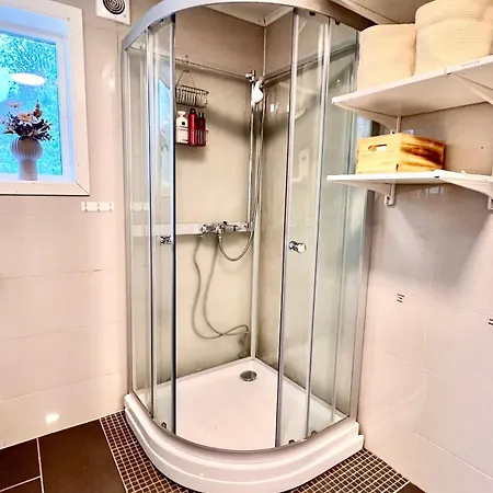 Guest With Balcony & Free Parking *