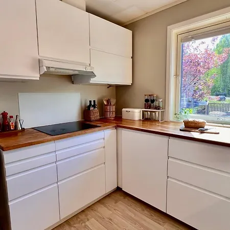 Guest With Balcony & Free Parking *