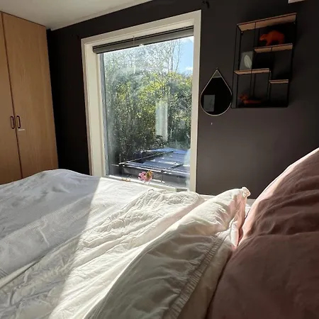 Homestay szállás Guest With Balcony & Free Parking
